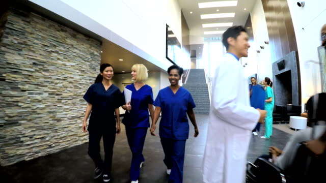 Multi-ethnischen-Krankenschwestern-Team-Beratung-im-medizinischen-Zentrum