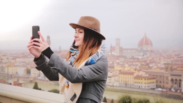 Glücklich-lächelnd-touristischen-Mädchen-Smartphone-Selfie-Aufnahme-erstaunlich-Stadtbild-Panorama-des-Herbstes-neblig-Florenz,-Italien.