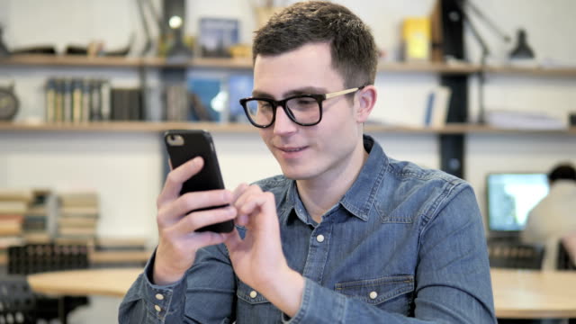 Hombre-joven-con-Smartphone,-mensajes-de-texto