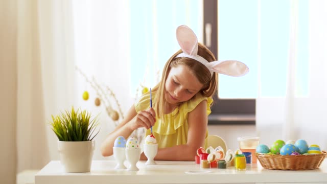 Chica-feliz-para-colorear-huevos-de-Pascua-en-casa