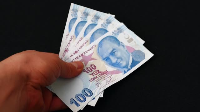 100-Türkische-Lira-Banknote,-schwarzer-Hintergrund