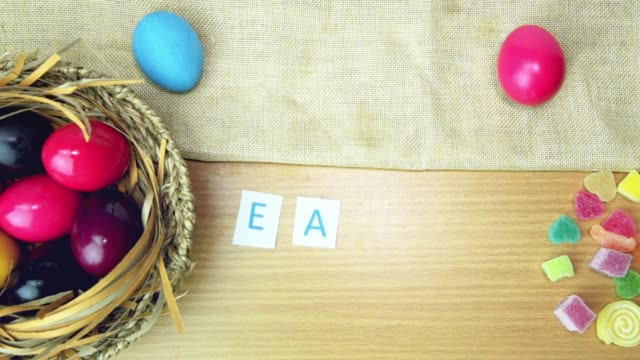 Feliz-Pascua-en-la-mesa-decorada-con-huevos-de-Pascua.