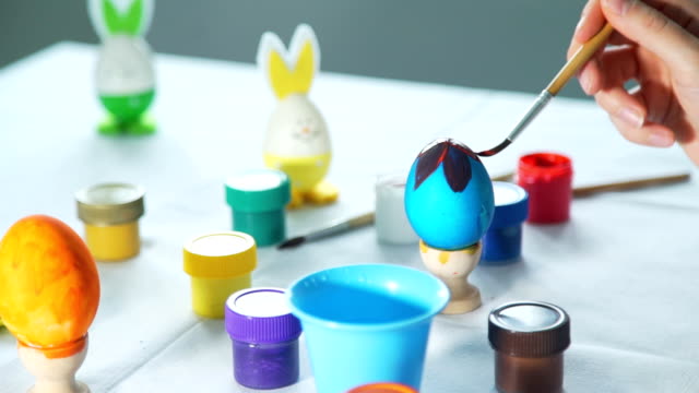 Woman-Hand-Decorating-Easter-Egg-with-the-Brush