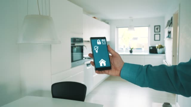 Handy-zeigt-App-an,-um-Licht-im-Smart-Home-zu-steuern