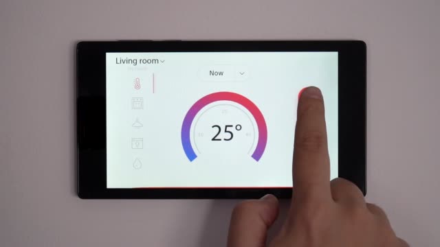 Smart-Home-Klimaautomatik-an-einer-Wand