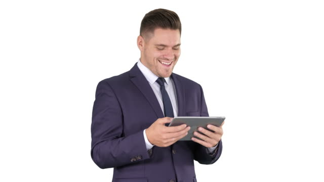 Geschäftsmann-Reading-oder-Arbeiten-an-einem-digitalen-Tablet-auf-weißem-Hintergrund