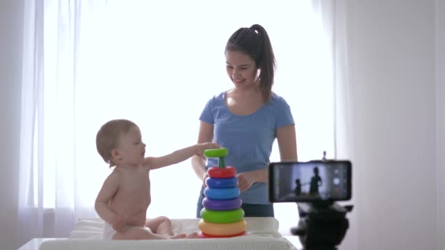 Internet-vlog,-glücklicher-Junge-mit-Mutter-Vlogger-von-pädagogischem-Spielzeug-gespielt,-während-die-Aufnahme-von-Online-Video-Blog-im-Streaming-live-für-Abonnenten-in-sozialen-Netzwerken-auf-Smartphone