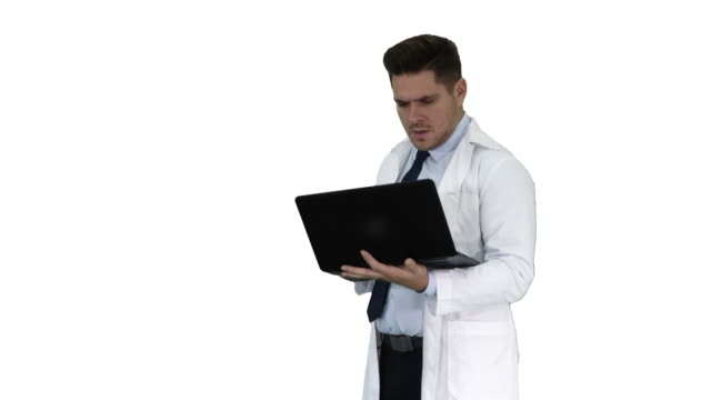 Arzt-zeigt-Ergebnisse-in-Laptop-auf-weißem-Hintergrund