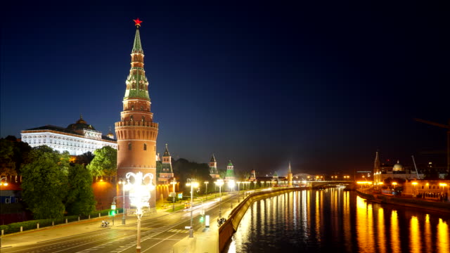 The-Moscow-Kremlin.-Winter-morning,-dawn.-Frozen-Moscow-River.-Kremlin-embankment