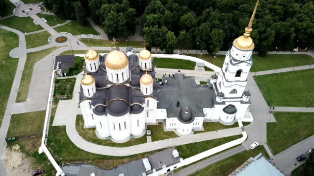 Vista-de-la-Catedral-de-la-Dormición-sobre-el-fondo-con-el-paisaje-urbano-de-Vladimir