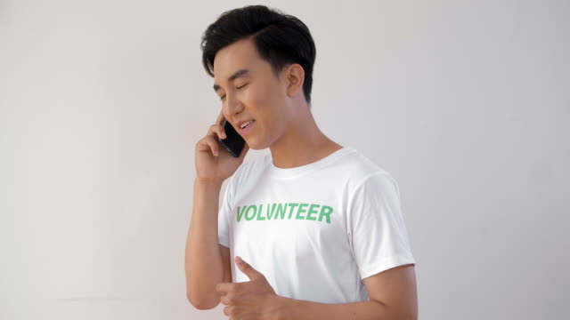 Voluntario-Masculino-con-Teléfono