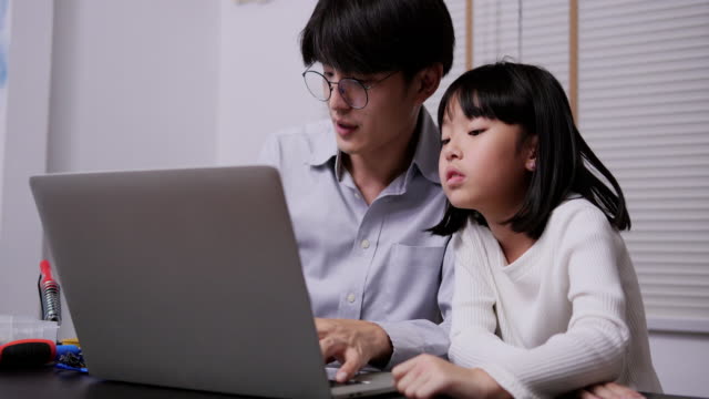 Profesor-enseña-a-la-niña-sobre-el-progarming-de-la-computadora.-Chica-que-tiene-clase-de-formación-para-desarrollar-hardware-con-el-profesor.