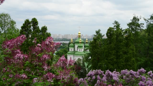 Frühling-Kiew-Panorama-nach-dem-Regen-Kirche-blühen-lila-Ukraine-4k-Video