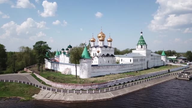 Landschaft-der-Stadt-Kostroma-mit-Blick-auf-die-Heilige-Dreifaltigkeit-Ipatiev-Kloster