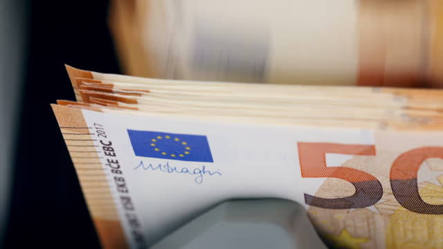 Fifty-euro-banknotes-are-getting-counted-automatically