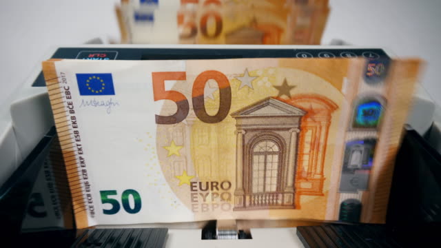 El-dispositivo-mecánico-está-contando-billetes-en-euros