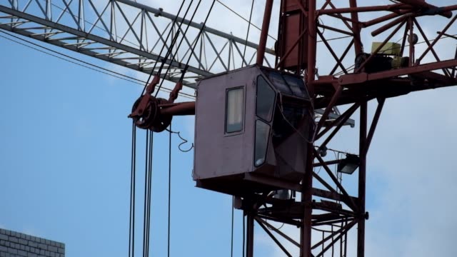 Slowly-turning-cab-of-an-old-tower-crane