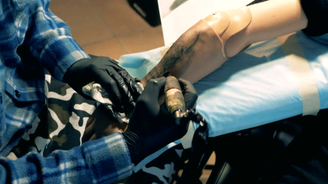 Erstellen-eines-Tattoos-auf-einer-männlichen-Armprothese