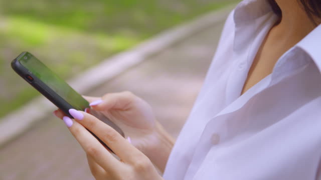 b-Roll-Mädchen-halten-Smartphone-mit-Touchscreen-Sharing-Foto-mit-Freunden