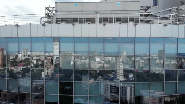 Techo-rascacielos-revelan-con-ventanas-reflejos-de-la-ciudad-y-el-cielo