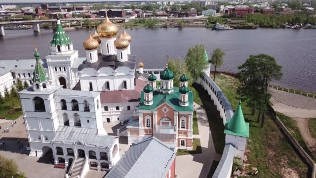 Kostroma-Stadt-mit-Blick-auf-Die-Heilige-Dreifaltigkeit-Ipatiev-Kloster