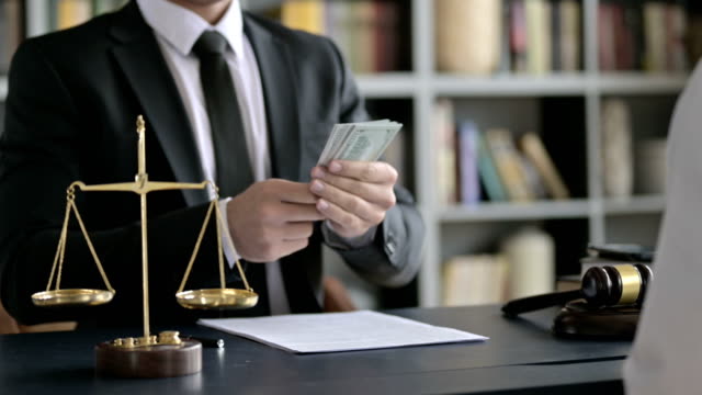 De-cerca-Shoot-of-Lawyer-Hand-Receiving-Money-in-Court-Room