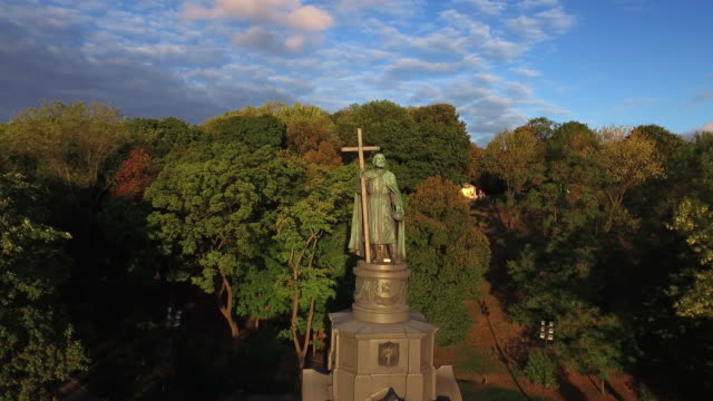 Denkmal-Prinz-Wladimir-mit-Kreuz-in-der-Hand-in-Sommerpark-Kiew-Stadt,-Ukraine