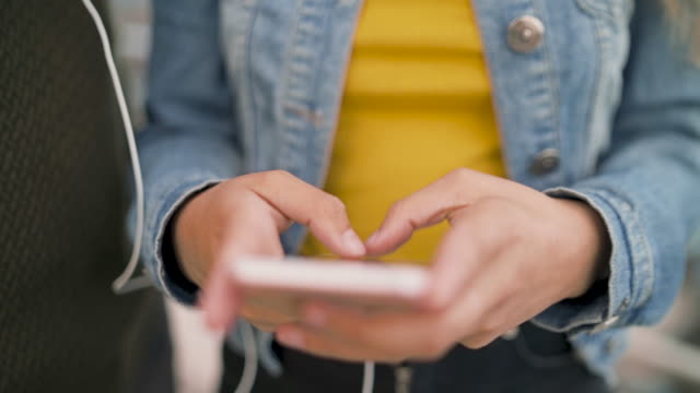 Abgeschnittene-Aufnahme-der-Hand-der-Frau-SMS-Nachricht-auf-dem-Smartphone