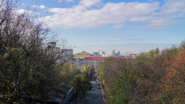 Kiew-Stadtzentrum-Bezirk,-Ukraine.-Wolken-und-Autos-Bewegung,-4k-Zeitraffer