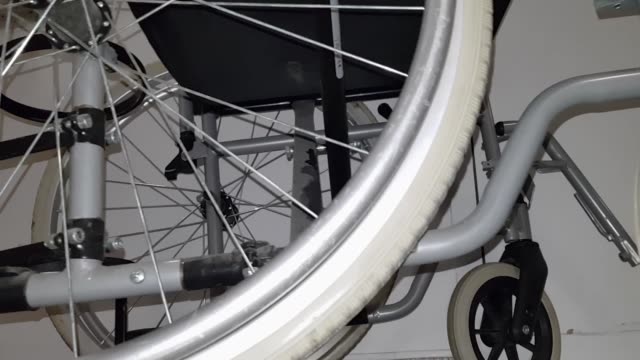 Nahaufnahme-der-Beine-medizinisches-Personal-Ende-Rollstuhl