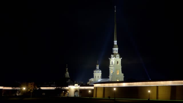 beleuchtete-Peter-und-Paul-Festung-in-Sankt-Petersburg-in-der-Nacht