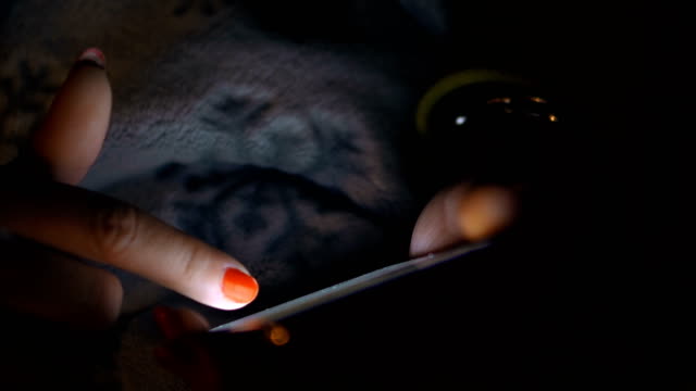 Frau-Hacker-mit-Smartphone-im-Dunkeln.-Relax,-Entertainment-und-Technologiekonzept
