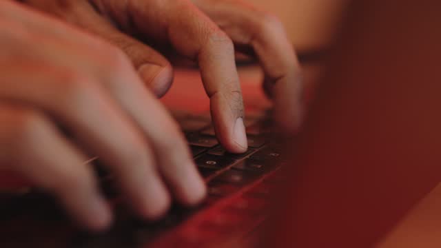 Afroamerikanische-männliche-Hände-tippen-auf-einem-Laptop-Tastatur
