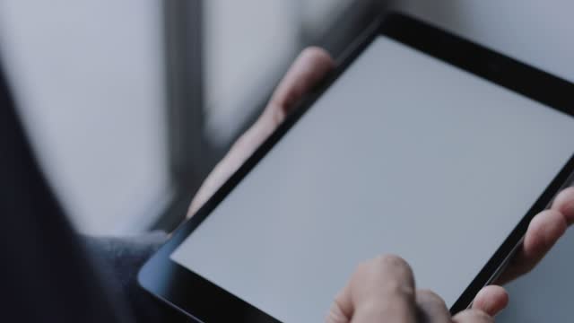 Joven-usando-tableta-e-reader,-ebook-en-primer-plano