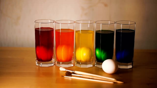 Cinco-huevos-de-Pascua-en-vasos-de-grueso-vidrio-de-Color
