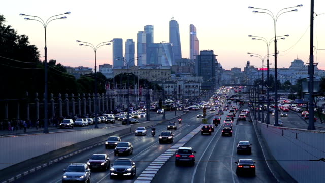 Verkehr-auf-der-Autobahn-der-Stadt-(am-Abend),-Moskau,-Russland
