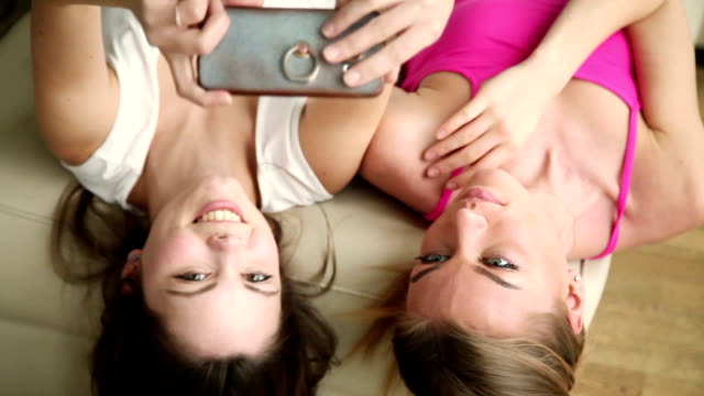 Zwei-lustige-Freundinnen-nehmen-selfie