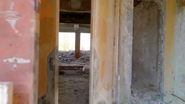 Gebrochene-Wände-und-Decken-aus-dem-zerstörten-Haus