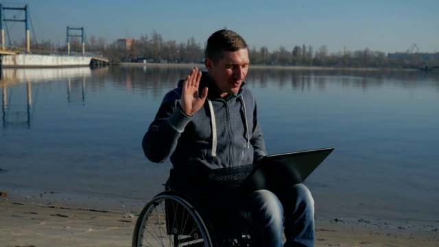 hombre-con-discapacidad-conduce-a-chat-de-video-en-laptop,-hombre-físicamente-discapacitado
