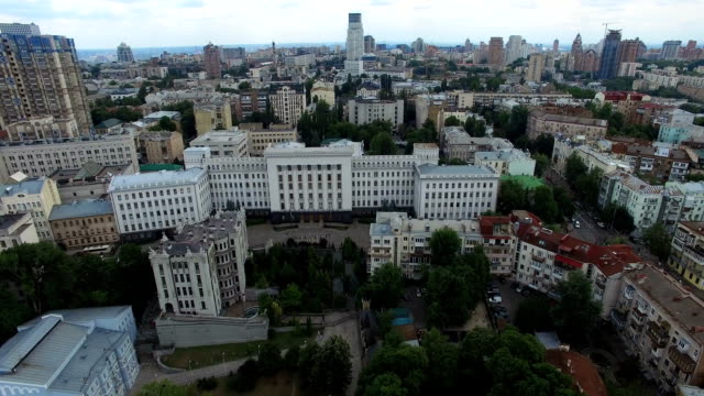 Administración-presidencial-de-la-casa-con-quimeras-y-Ivan-Franko-teatro-monumentos-vista-urbana-de-Kiev-en-Ucrania