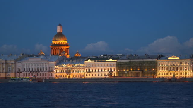 Die-Newa-Böschung-in-der-Nacht.-Sankt-Petersburg
