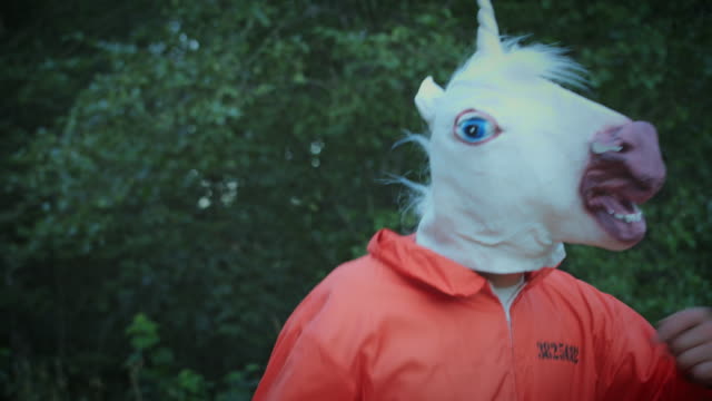 4K-Halloween-Mann-mit-Einhorn-Pferd-Maske-tanzen