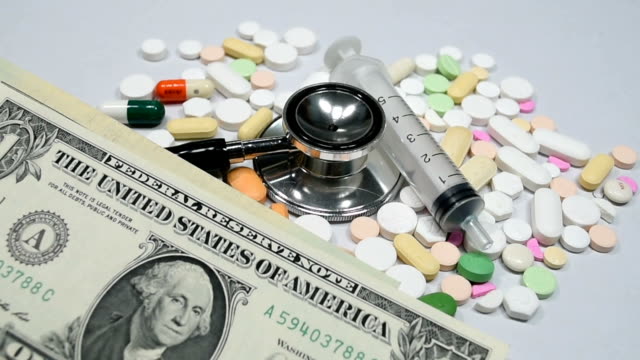Dólares-de-la-gota-en-píldoras-y-cápsulas.-Concepto-de-los-costos-de-salud.-Cámara-lenta.