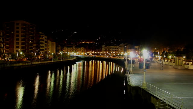 Magische-Ansicht-Nacht-Reflexion-der-modernen-spanischen-Gebäuden-im-Fluss-Nervion