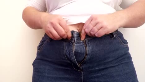 Übergewichtige-Frau-Verband-kleine-Jeans.