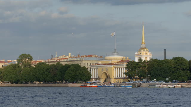 Time-lapse-of-Neva-river,-The-Admiralty-in-the-summer---St.-Petersburg,-Russia