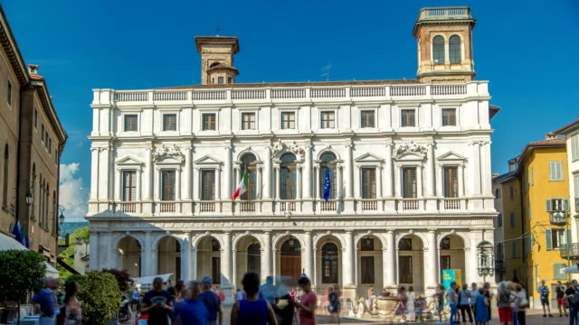 Wichtigsten-Platz-Piazza-Vecchia-in-einer-italienischen-Stadt-Bergamo-Zeitraffer.-Bibliothek-und-historische-Gebäude