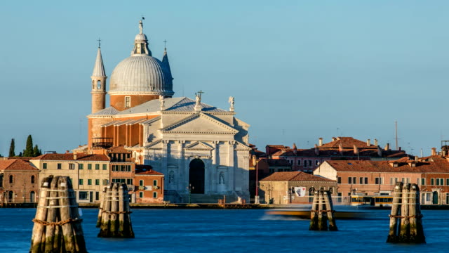 Blick-auf-die-Lagune-von-Venedig-mit-Chiesa-Kirche-del-Santissimo-Redentore-befindet-sich-auf-der-Giudecca-Insel-im-Sestiere-von-Dorsoduro-Timelapse
