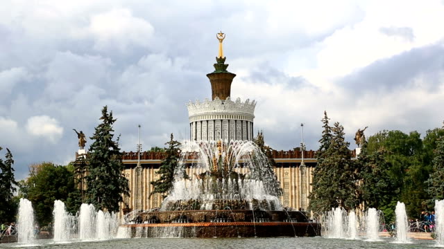 Pavillon-der-Ukraine,-steinerne-Blume-Brunnen