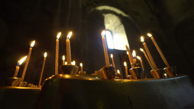 Konische-Kerzen-brennen-in-der-Kirche